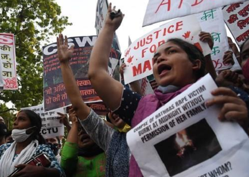 지난해 10월 인도 뉴델리에서 성폭행 근절과 가해자 처벌을 요구하는 시위가 열렸다. 뉴델리=EPA연합