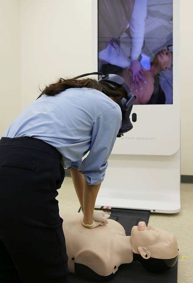 서울아산병원 시뮬레이션센터에서 한 직원이 가상현실 속 인공지능 강사의 설명을 들으며 심폐소생술 훈련을 시행하고 있다. 서울아산병원 제공