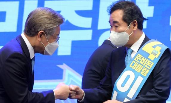 이재명 후보가 이낙연 후보와 인사를 하고 있다. 뉴스1