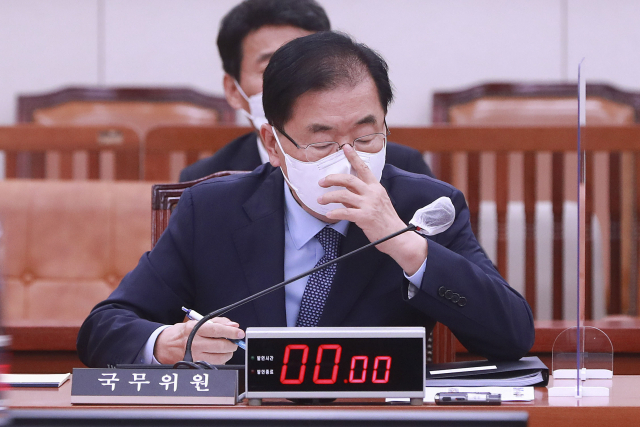 정의용 외교부 장관이 지난 8월 23일 오후 서울 여의도 국회 외교통일위원회 전체회의에서 안경을 고쳐쓰고 있다./성형주기자