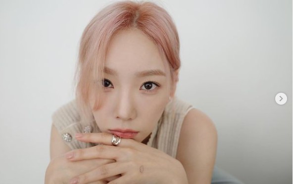 Girls Generation Taeyeon has been showing off her fairy-like beautiful looks on her Pink hair.Taeyeon posted several photos with fallen emoticons without any comment on his Instagram on the 14th.The photo shows Taeyeon posing with her Pink color hair tied together.Taeyeon, which has a sophisticated yet hip appeal with sleeveless knit, is admirable with transparent skin and fairy-like beautiful looks.Fans responded that they were really lovely, too pretty, and queen.On the other hand, Taeyeon is meeting with fans through tvN Amazing Saturday - Doremi Market and JTBC Travel Battle Pet Kissy.