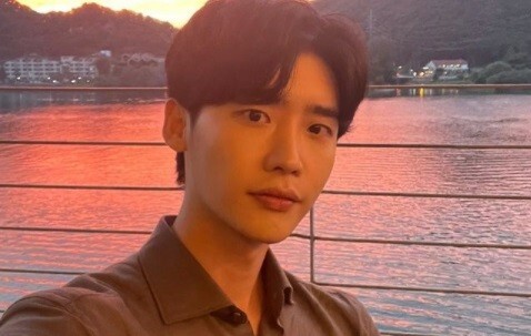 Actor Lee Jong-suk flaunts the charm of autumn manLee Jong-suk posted a picture on his Instagram on the 14th with an article entitled Happy, Thank you.The photo shows Lee Jong-suk posing against the backdrop of the Noel Jin River.Lee Jong-suk, dressed in a neat shirt, snipped at her with a fantastically youthful figure that appeared to pop out of the comic strip, and the deepening atmosphere was also outstanding.Meanwhile, he will return to TVNs Big Mouse, which will air in 2022. In addition to Lee Jong-suk, Lim Yuna will appear in this drama.