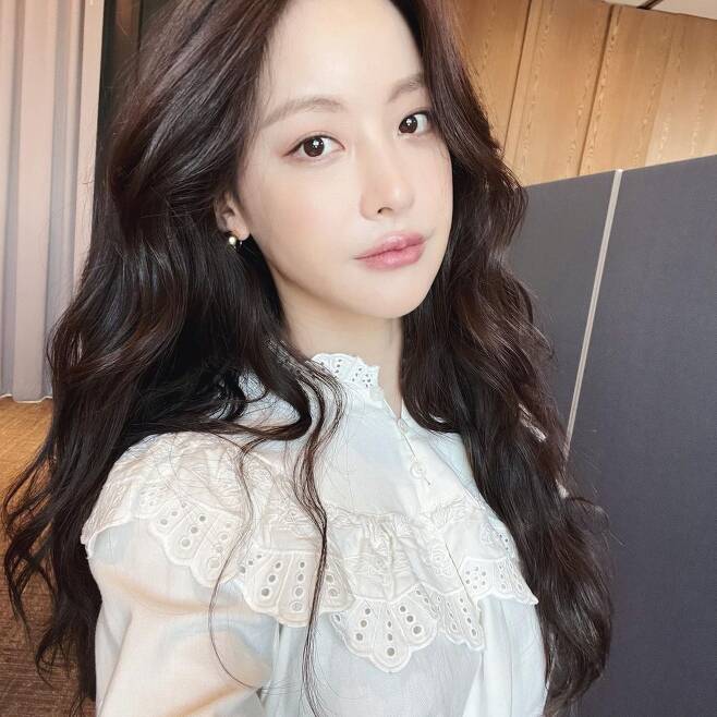 Oh Yeon-seo posted a picture on his Instagram on the 14th.In the photo, there was a picture of Oh Yeon-seo, who took a selfie wearing a lace blouse.Especially, rich and beautiful waved hairstyles and clothes are reminiscent of Princess and catch the eye.On the other hand, Oh Yeon-seo appeared on the Kakao TV web drama The Crazy X of this area in May.Photo: Oh Yeon-seo Instagram