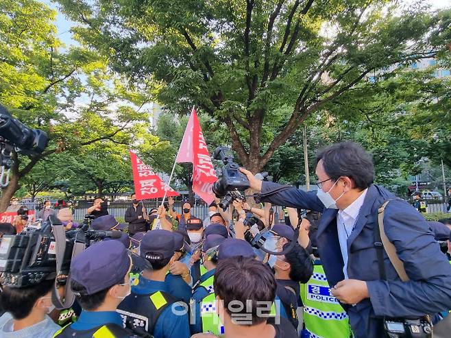 15일 오후 한국유흥음식업중앙회가 서울 여의도 국회의사당 일대에 집결해 경찰과 대치하고 있다.(사진=조민정 기자)