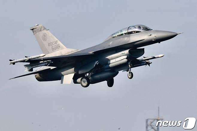 15일 대만에서 경량 F-16 전투기 한대가 한광훈련을 위해 이륙하고 있다. © AFP=뉴스1 © News1 정윤영 기자