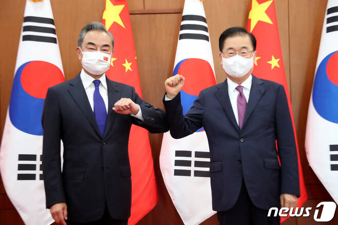 정의용 외교부 장관(오른쪽)과 왕이 중국 외교담당 국무위원 겸 외교부장. 2021.9.15/뉴스1 © News1 박지혜 기자