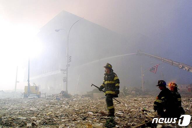 11일(현지시간) 미국 뉴욕주 맨하튼 소재 세계무역센터 쌍둥이 건물이 이슬람 테러조직 알 카에다 테러 공격으로 붕괴됐다. 2001.09.11 © AFP=뉴스1