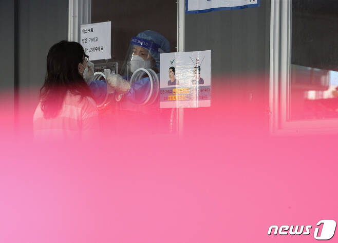 15일 오전 서울역 선별진료소에서 시민들이 신종 코로나바이러스 감염증(코로나19) 검체 검사를 받고 있다. © News1 신웅수 기자