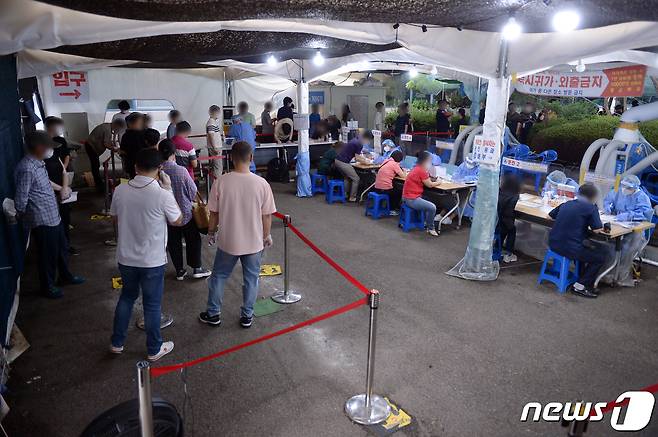 4일 오후 광주 광산구보건소 선별진료소에서 의료진들이 시민들에게 문진표 작성을 안내하고 있다. /뉴스1 DB © News1