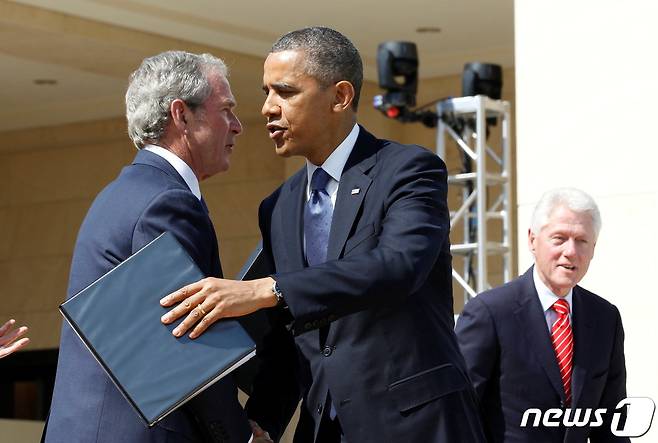 왼쪽부터 조지 W. 부시, 버락 오바마, 빌 클린턴 전 미국 대통령 2013.04.25 © 로이터=뉴스1