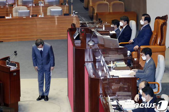 이낙연 더불어민주당 의원이 15일 서울 여의도 국회 본회의에서 상정된 사직안 투표에 앞서 인사하고 있다. 2021.9.15/뉴스1 © News1 오대일 기자