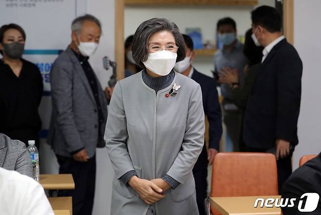 이낙연 더불어민주당 대선 후보의 부인 김숙희씨가 15일 민주당 제주도당에서 열린 도민 1만명 지지선언 기자회견에 참석해 인사를 나누고 있다.2021.9.15/뉴스1 © News1 홍수영 기자