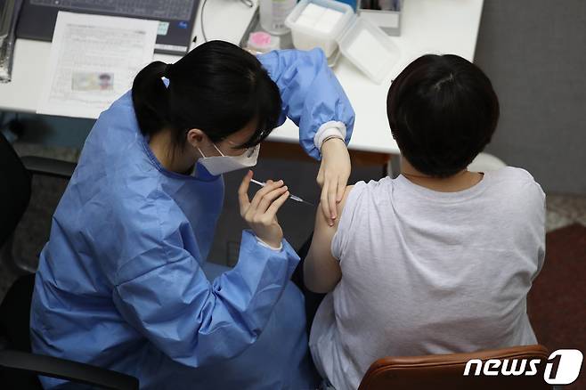 신종 코로나바이러스 감염증(코로나19) 확산세가 이어지며 신규 확진자가 엿새 만에 2천명대로 올라선 15일 서울 은평구 코로나19 예방접종센터에서 시민들이 백신접종을 받고 있다. 코로나19 예방접종대응추진단에 따르면 이날 정부가 화이자사와 직접 계약한 코로나19 백신 130만 2천 회분이 추가로 국내에 들어왔다. 또한 전날 백신 1차접종을 받은 인원은 59만 9970명으로, 누적 3458만 2174명으로 집계, 전체 인구의 67.3%로 접종대상인 18세 이상 성인 기준으로 보면 78.3%에 이르는 것으로 나타났다. 2021.9.15/뉴스1 © News1 이광호 기자