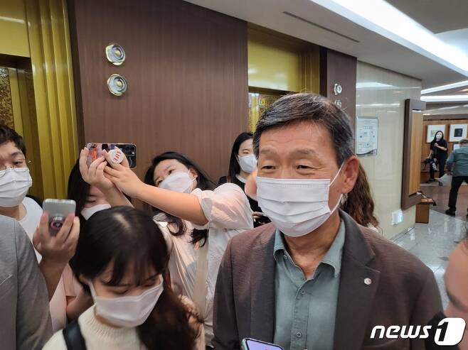 황현식 LG유플러스 대표가 15일 한국프레스센터에서 열린 '이용자 권익 증진을 위한 통신 3사 대표자 간담회'에 참석했다. © 뉴스1