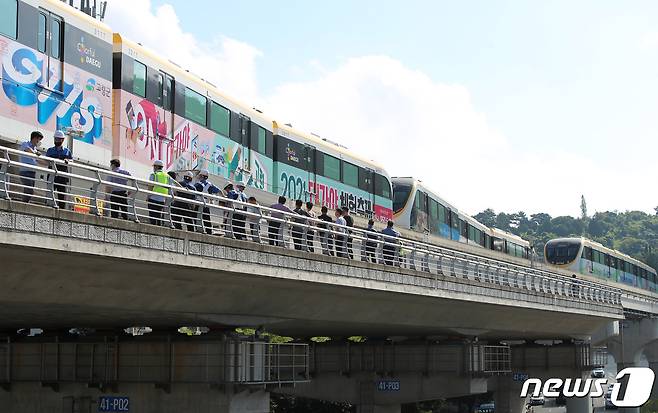 지난 7월 26일 오전 6시 40분쯤 대구 수성구 범물동 대구도시철도 3호선 용지역 인근에서 모노레일 열차가 멈춰 도시철도 관계자들이 긴급 복구를 하는 모습. (사진은 기사 내용과 무관함) 2021.7.26/뉴스1 © News1 공정식 기자