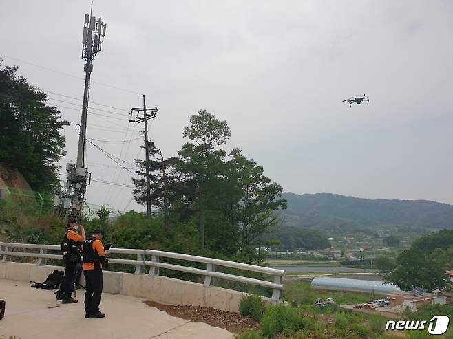 소방대원이 드론으로 실종자를 수색하고 있다. 사진은 기사와 관련 없음 © 뉴스1