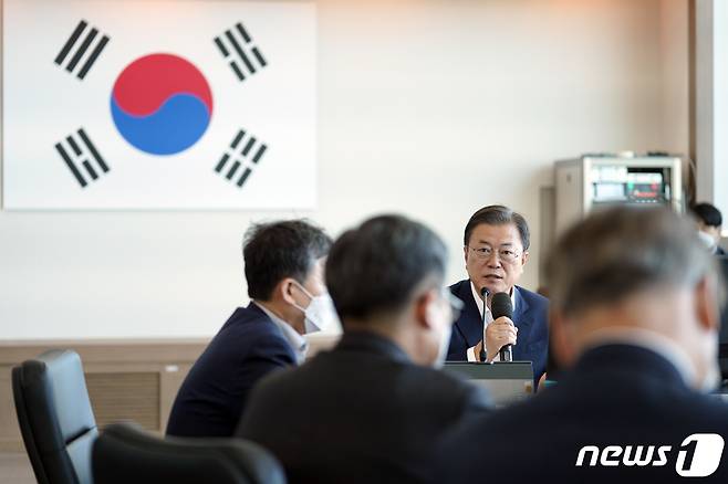 문재인 대통령이 15일 국방과학연구소 안흥시험장에서 미사일전력 발사 시험 참관을 마친 후 관계자들을 격려하고 있다. (청와대 제공) 2021.9.15/뉴스1 © News1 유승관 기자