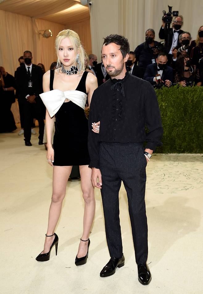 13일(현지시간) 미국 뉴욕에서 열린 패션계 대형 행사 '메트로폴리탄 미술관 의상연구소 갈라(Met Gala·멧 갈라)'에 참석한 K-팝 스타 로제(왼쪽)가 생로랑의 크리에이티브 디렉터 안토니 바카렐로와 함께 포즈를 취하고 있다. /AP 연합뉴스