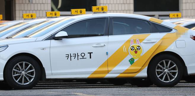 지난 14일 대부분 카카로택시로 등록돼 있는 서울의 한 법인택시 회사 주차장에 운행 나갈 카카오택시들이 주차돼 있다. /연합뉴스