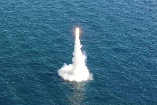 우리나라가 독자 개발한 잠수함발사탄도미사일(SLBM)이 15일 도산안창호함(3000t급)에 탑재돼 수중에서 발사되고 있다. /국방부 제공