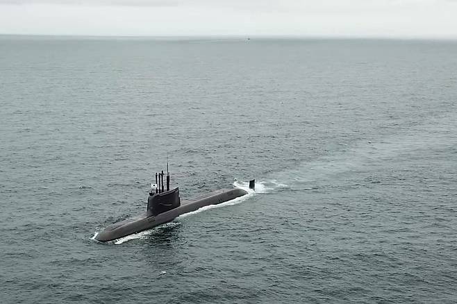 우리나라가 독자 개발한 잠수함발사탄도미사일(SLBM)을 탑재한 도산안창호함(3000t급)이 15일 시험발사를 위해 이동하고 있다. /국방부 제공