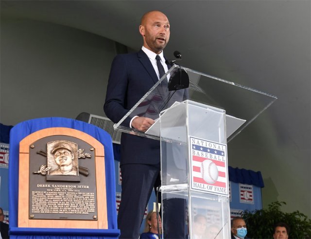 뉴욕의 연인으로 불렸던 데릭 지터(전 뉴욕 양키스)가 9일 미국 뉴욕주 쿠퍼스타운에서 열린 미국 야구 명예의 전당 입회식에서 연설을 하고 있다. 쿠퍼스타운=AP 뉴시스