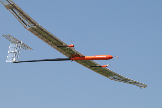 한국항공우주연구원이 개발한 고고도 장기체공 태양광 무인기(EAV-3)가 하늘을 날고 있다. 한국항공우주연구원 제공