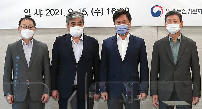구현모(왼쪽부터) KT 대표, 한상혁 방송통신위원장, 박정호 SK텔레콤 대표, 황현식 LG유플러스 대표가 기념촬영을 하고 있다.