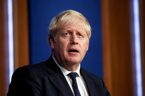 보리스 존슨 영국 총리가 14일(현지시간) 런던 다우닝가 총리관저 브리핑룸에서 코로나19 대응방안을 설명하고 있다. 로이터뉴스1