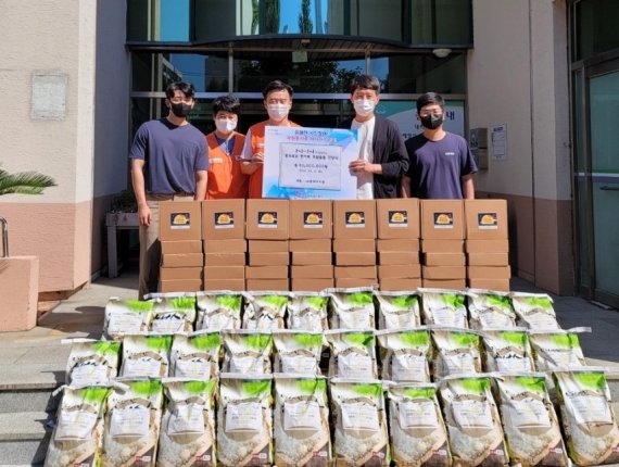 NHN 임직원들이 최근 성남시 자원봉사센터에 쌀(10kg) 1000포대와 추석선물세트 500개를 기증한 뒤, 기념촬영을 하고 있다. NHN 제공