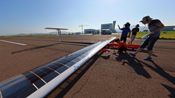한국항공우주연구원 항공연구소 연구진이 성층권 태양광 드론 'EAV-3'를 띄우기 위해 기체를 점검하고 있다. 항공우주연구원 제공