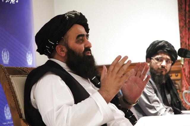 아프가니스탄을 재점령한 탈레반 정권의 아미르 칸 무타키 외교장관이 14일 수도 카불에서 기자회견을 하고 있다. 그는 이 자리에서 인도적 차원의 국제 지원을 요청했다. 카불=신화 연합뉴스