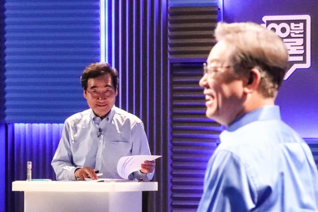 더불어민주당 이낙연(왼쪽) 이재명 대선 경선 후보가 14일 서울 마포구 상암동 MBC에서 열린 100분 토론을 준비하고 있다. 뉴시스