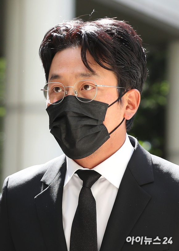 프로포폴 불법 투약 혐의로 기소된 배우 하정우가 14일 오후 서울 서초동 서울중앙지방법원에서 열린 1심 선고 공판에 출석하고 있다.