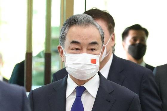 왕이(王毅) 중국 외교담당 국무위원 겸 외교부장이 15일 오전 서울 종로구 외교부에 도착한 모습. 공동취재단. 연합뉴스.