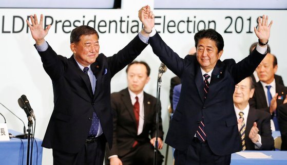 2018년 열린 자민당 총재 선거에서 아베 신조 전 총리(오른쪽)에게 패한 후 함께 손을 들어올리고 있는 이시바 시게루 전 간사장. [로이터=연합뉴스]