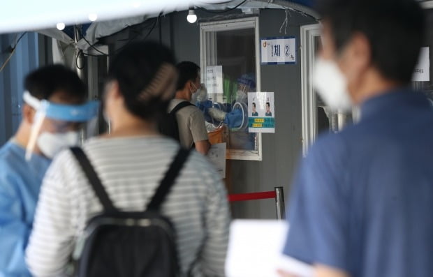 15일 오전 서울역 선별진료소에서 시민들이 신종 코로나바이러스 감염증(코로나19) 검체 검사를 받고 있다. /사진=뉴스1
