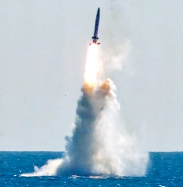 국방과학연구소(ADD)는 15일  ADD 종합시험장에서 대통령 및 국방부장관이 참석한 가운데 국내 최초로 SLBM에 대한 잠수함 발사시험을 성공적으로 실시했다. SLBM은 도산 안창호함에 탑재되어 수중에서 발사되었으며, 목표지점에 정확히 명중했다./사진=국방부 제공