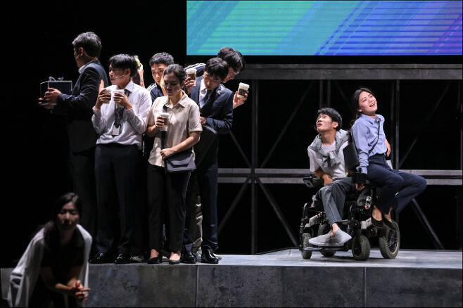 오는 19일까지 서울 세종문화회관 M씨어터에서 공연하는 <천만 개의 도시>는 주인공도, 뚜렷한 서사도 없는 독특한 연극이다. 서울시극단 제공