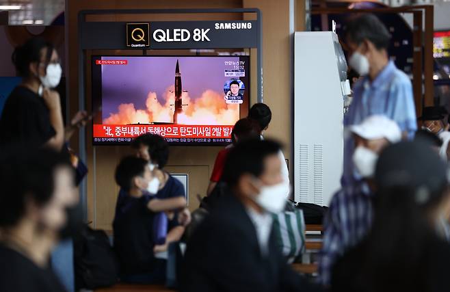 Citizens watch a news report on North Korea's missile launch at Seoul Station in central Seoul on Wednesday. (Yonhap)