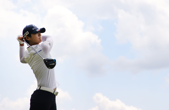 Park Sung-hyun plays her shot from the 18th tee during the first round of the KPMG Women's PGA Championship at Atlanta Athletic Club on June 24, 2021 in Johns Creek, Georgia.  [AFP/YONHAP]