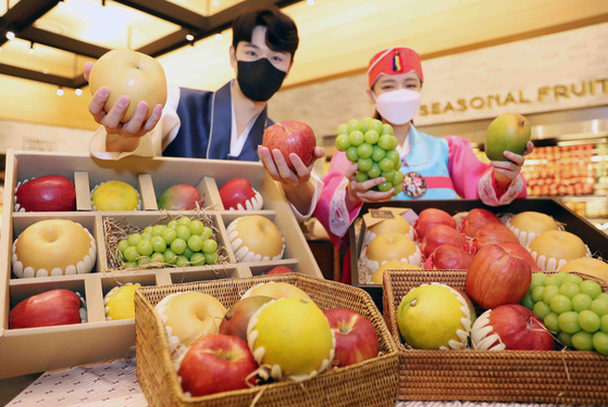 Models pose with assorted fruit in Chuseok holiday gift sets at Shinsegae Department Store's main branch in Jung District in central Seoul on Wednesday. [SHINSEGAE DEPARTMENT STORE]