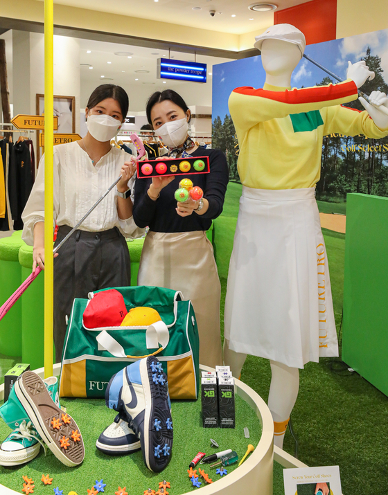 Models hold golf balls and clubs at Hyundai Department Store's Active Sports Club shop. According to the department store, the new shop was opened on Wednesday at The Hyundai Seoul in Yeouido, western Seoul, to target young golf fans. Products by golf brands Le Sonnet and Port Mayne will be provided. [HYUNDAI DEPARTMENT STORE]