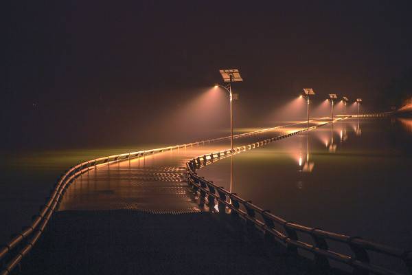 가로등 불빛 아래 밀물에 잠겨 운치있는 웅도 유두교.