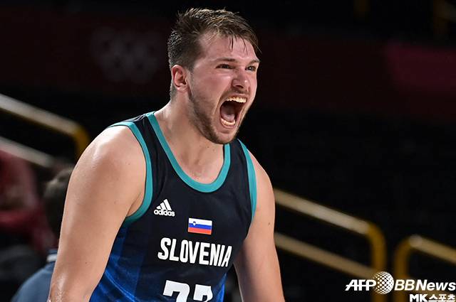 슬로베니아의 루카 돈치치가 프랑스와 도쿄올림픽 남자농구 4강전 득점 후 포효하고 있다. 사진=AFPBBNews=News1