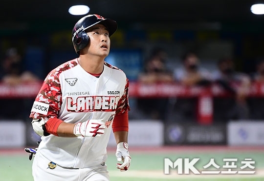 SSG 랜더스 외야수 이정범이 지난 12일 인천 한화 이글스전에서 프로 데뷔 첫 홈런을 기록한 뒤 타구를 바라보고 있다. 사진=김영구 기자
