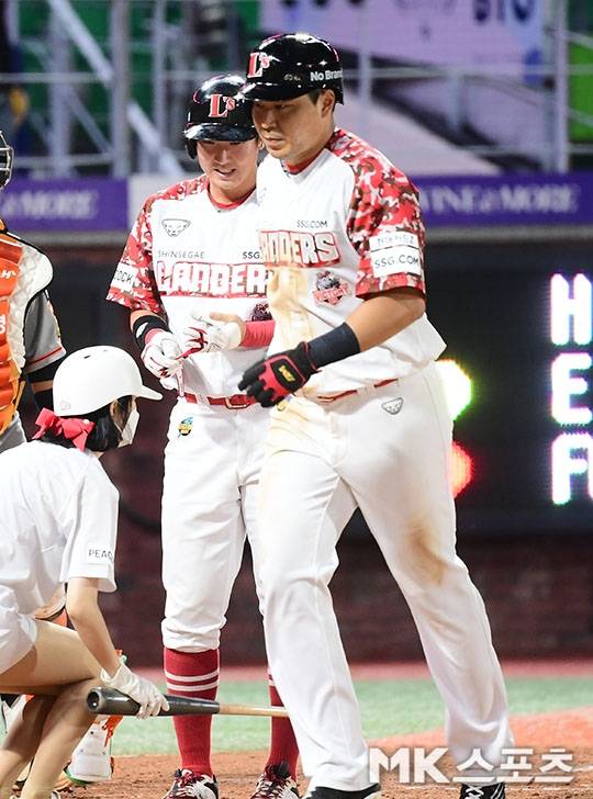 SSG 랜더스 한유섬(오른쪽)이 15일 인천 SSG랜더스필드에서 열린 한화 이글스와의 경기에서 7회말 최항의 몸에 맞는 볼 때 역전 득점을 기록하고 있다. 사진(인천)=김영구 기자