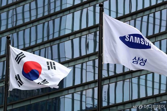 이재용 삼성전자 부회장의 가석방을 하루 앞둔 12일 오전 서울 서초구 삼성전자 서초사옥에서 삼성그룹의 사기가 펄럭이고 있다. /사진=이기범 기자 leekb@