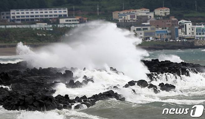 제14호 태풍 '찬투(CHANTHU)'가 북상 중인 15일 제주 서귀포시 안덕면 인근 해상에 높은 파도가 일고 있다 /사진=뉴스1