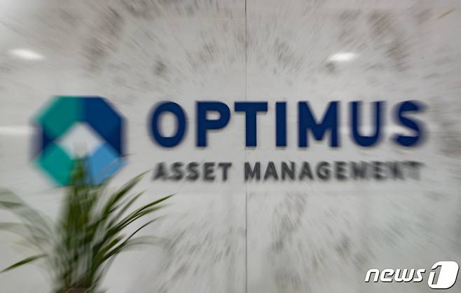 (서울=뉴스1) 이재명 기자 = 대규모 환매 중단 사태를 일으킨 옵티머스자산운용이 판매사로부터 사기 혐의로 고발된 가운데 검찰이 대대적인 강제수사에 나섰다. 25일 서울중앙지검 조사1부(부장검사 오현철)는 판매사인 NH투자증권이 최근 옵티머스운용 임직원 등을 사기 혐의로 고발한 사건과 관련, 지난 24일부터 서울 강남구 삼성동에 위치한 옵티머스자산운용을 비롯해 14개 장소에서 압수수색 영장을 집행했다. 사진은 이날 오후 서울 강남구 옵티머스자산운용 본사의 모습. 2020.6.25/뉴스1